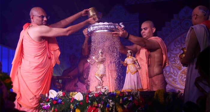 Hare Krishna Mandir: When Krishna arrived at midnight, Bhadaj turned into a sea of devotion